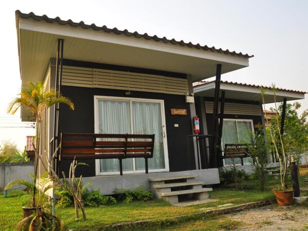 Chiang Rai Khuakrae Resort : photo 1 de la chambre chambre triple avec balcon