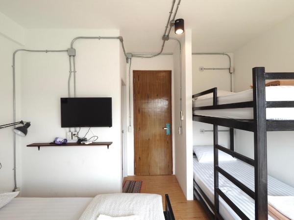 Labkoff cafe and Hostel : photo 1 de la chambre chambre familiale avec salle de bains privative