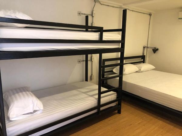 Labkoff cafe and Hostel : photo 2 de la chambre chambre familiale avec salle de bains commune