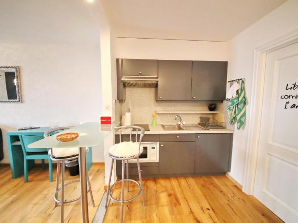 B&B Corseaux Beach & Riviera Beach : photo 2 de la chambre riviera beach | appartement 1 chambre - vue sur jardin et lac