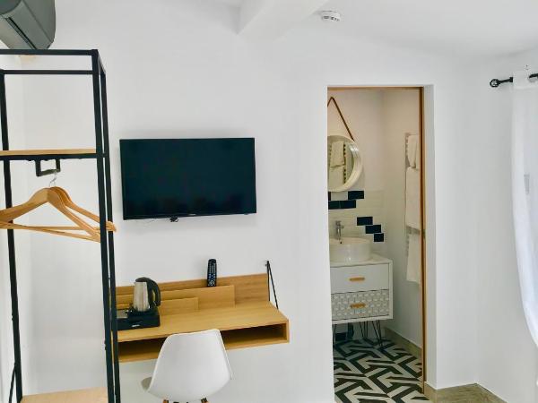 HôTEL LES VOLETS ROUGES - CASSIS : photo 2 de la chambre grande chambre double ou lits jumeaux sans terrasse