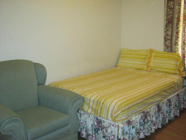 Kelowna Okanagan Lake Hostel : photo 1 de la chambre chambre lit queen-size 