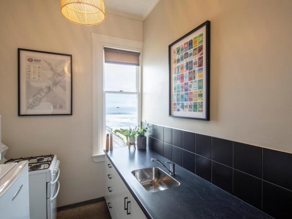 Majestic Mansions - Apartments at St Clair : photo 1 de la chambre appartement 1 chambre avec vue partielle sur mer