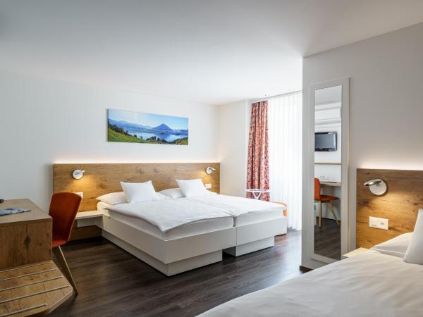 Hotel Bernerhof : photo 2 de la chambre chambre triple supérieure avec climatisation.