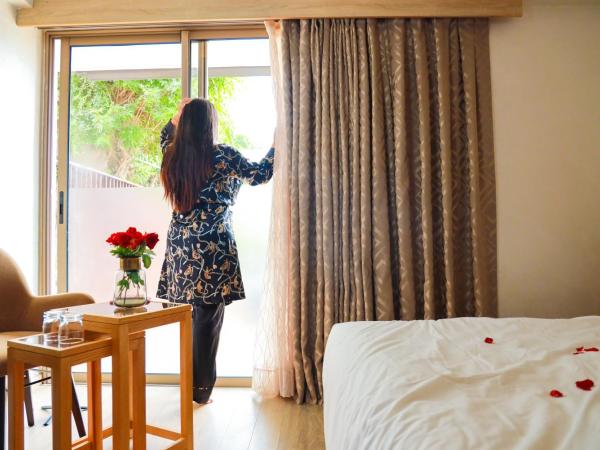 Mabrouk Hotel and Suites- Adult only : photo 5 de la chambre chambre double - vue sur piscine