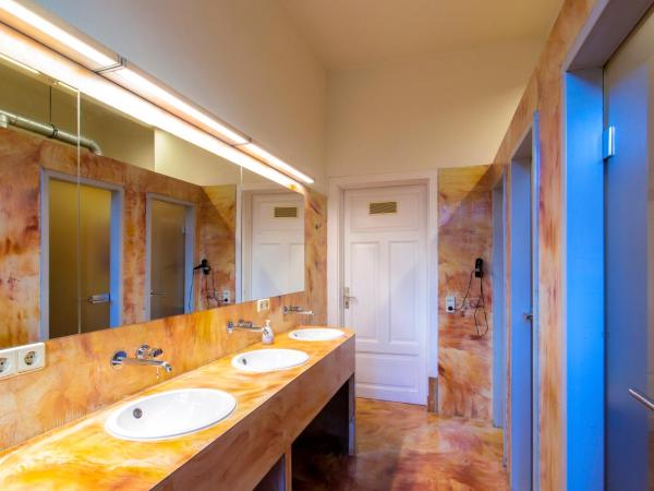 Hostel Mondpalast : photo 4 de la chambre lit simple dans dortoir mixte de 7 lits