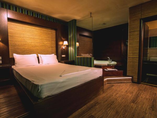 Ruby Rooms Kifisia - Adults Only : photo 1 de la chambre suite lit king-size avec baignoire spa