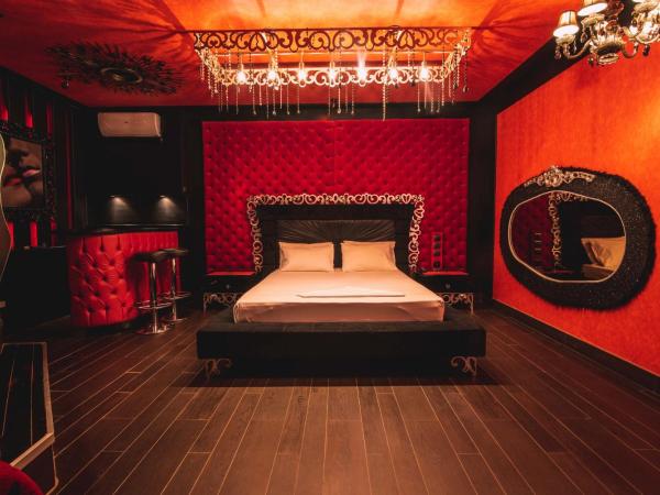 Ruby Rooms Kifisia - Adults Only : photo 5 de la chambre suite lit king-size avec baignoire spa