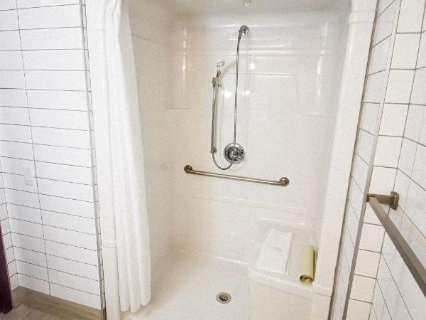 Canad Inns Destination Centre Club Regent Casino Hotel : photo 4 de la chambre chambre lit queen-size - accessible aux personnes à mobilité réduite