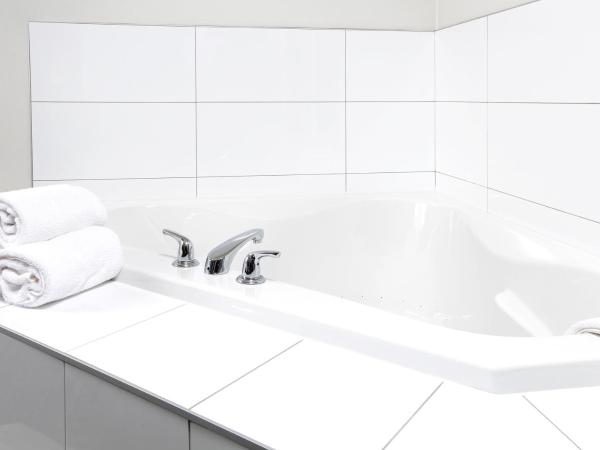 Canad Inns Destination Centre Club Regent Casino Hotel : photo 4 de la chambre suite avec jacuzzi