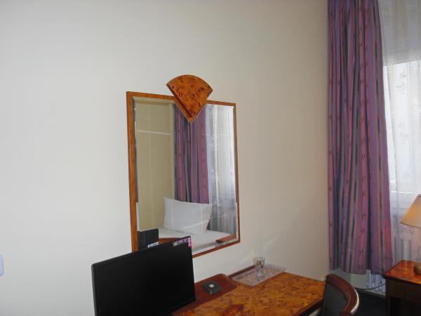 Hotel Amadeus Central : photo 5 de la chambre chambre simple avec salle de bains commune