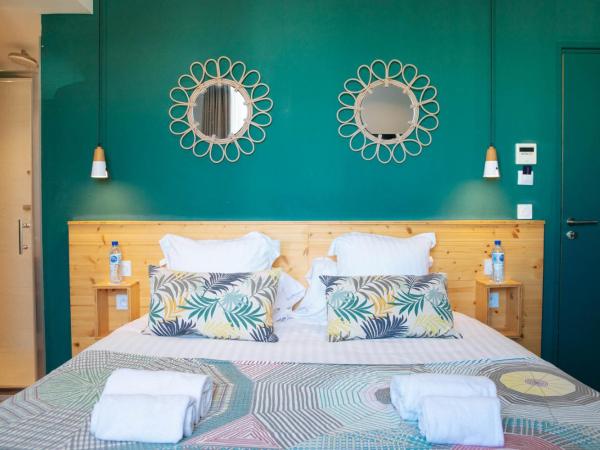 Hôtel Café Miramar : photo 8 de la chambre chambre double avec lit d'appoint - vue sur ville