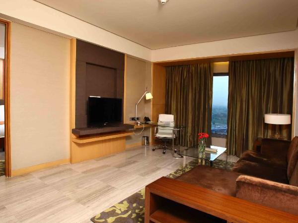 Holiday Inn New Delhi Mayur Vihar Noida, an IHG Hotel : photo 5 de la chambre executive suite with imfl with snacks, at restaurant from 18:00 hours to 20:00 hours