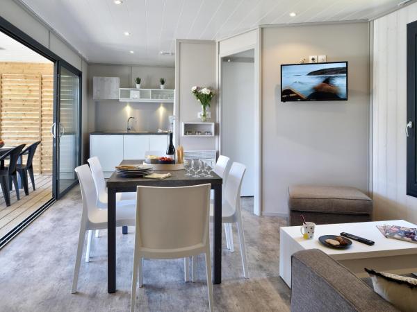 Résidence & Hotel U Livanti ECOLABEL : photo 3 de la chambre chalet familial avec vue sur mer 