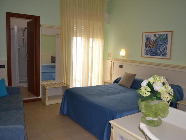 Hotel Zeus : photo 4 de la chambre chambre familiale avec baignoire