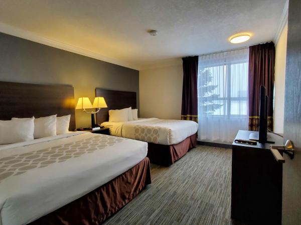 Super 8 by Wyndham Macleod Trail Calgary : photo 1 de la chambre pacific queen suite with two queen beds and kitchenette - non-smoking
