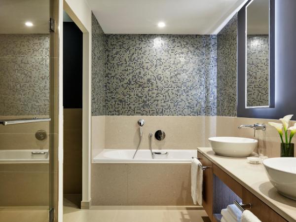 InterContinental Lyon - Hotel Dieu by IHG : photo 4 de la chambre chambre lit king-size premium avec vue sur rivière et accès au club lounge