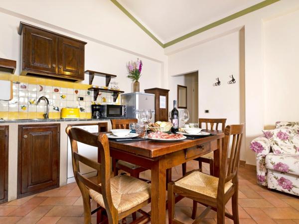 Borgo Grondaie : photo 2 de la chambre appartement chambre double + canapé-lit (4 adultes)