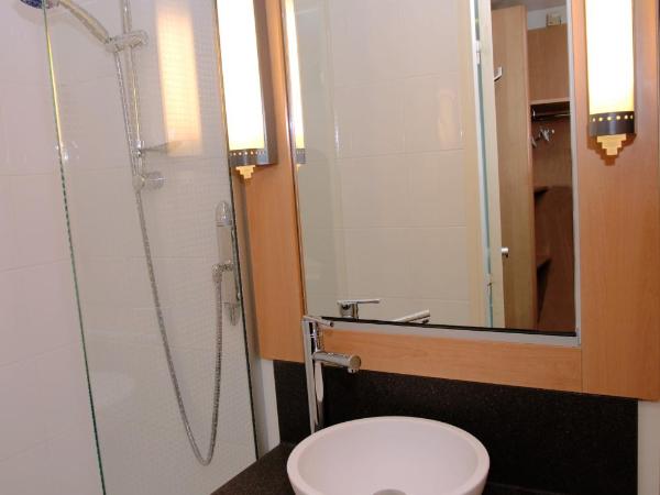 ibis Clermont Ferrand Sud Herbet : photo 7 de la chambre chambre pour 1 ou 2 personnes