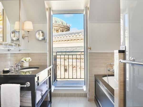 InterContinental Paris Le Grand, an IHG Hotel : photo 1 de la chambre chambre lit king-size premium avec balcon - vue sur opéra