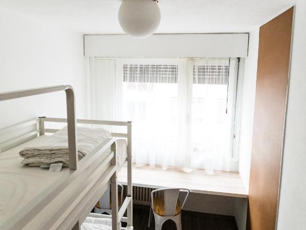 City Hostel Geneva : photo 3 de la chambre chambre lits jumeaux avec salle de bains commune