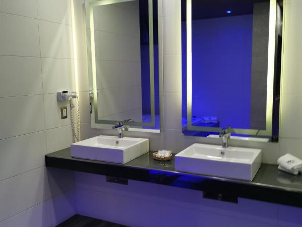 Hotel Plaza Arteaga : photo 10 de la chambre suite deluxe avec baignoire spa