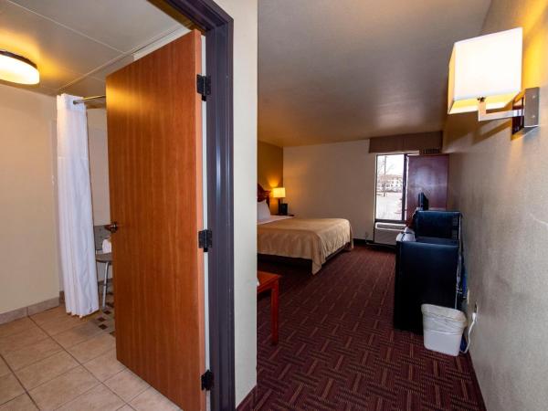 Quality Inn Colorado Springs South : photo 3 de la chambre chambre lit queen-size pour personnes à mobilité réduite avec douche accessible en fauteuil roulant - non-fumeurs
