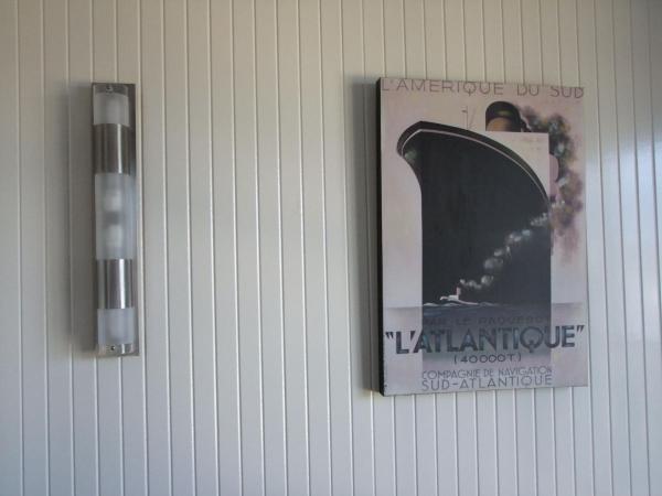 Hotel Arcantis Le Voltaire : photo 4 de la chambre chambre double avec douche ou baignoire