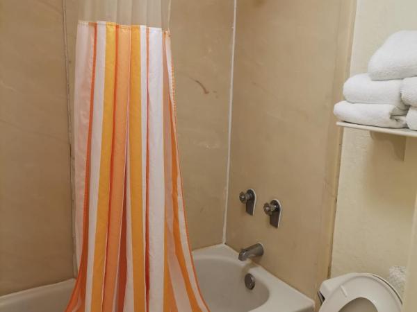 Super 8 by Wyndham San Antonio Near SeaWorld Ingram Park : photo 2 de la chambre suite 2 chambres avec 1 lit king-size et 2 lits queen-size