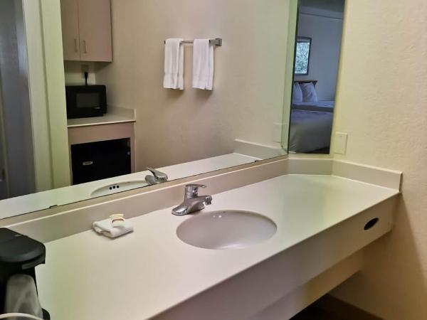 Super 8 by Wyndham San Antonio Near SeaWorld Ingram Park : photo 5 de la chambre suite junior avec 2 lits queen-size - non-fumeurs