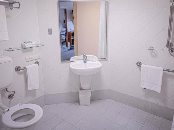 Heritage Cairns Hotel : photo 4 de la chambre chambre lit king-size pour personnes à mobilité réduite