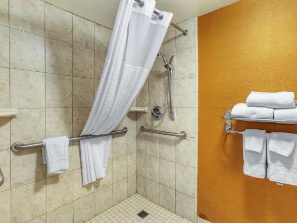 Comfort Inn & Suites Phoenix North - Deer Valley : photo 6 de la chambre standard king room with roll-in shower - accessible/non-smoking