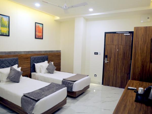 Suvin Residency with Rooftop Swimming Pool : photo 2 de la chambre chambre deluxe