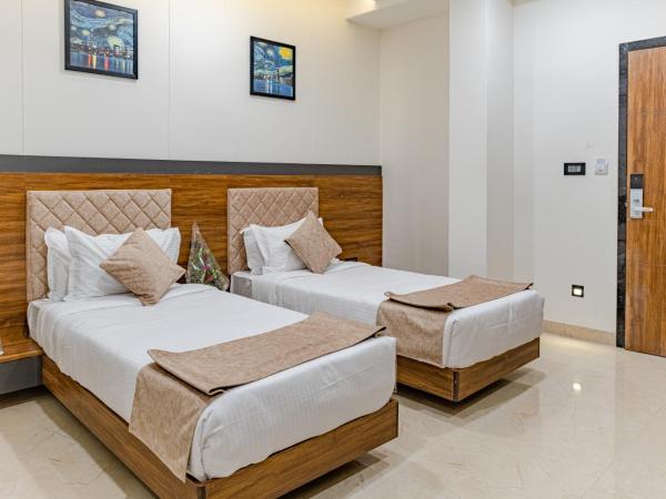 Suvin Residency with Rooftop Swimming Pool : photo 3 de la chambre chambre deluxe