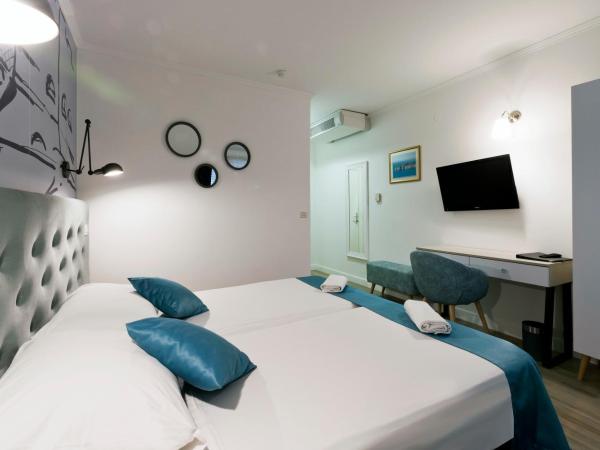 Hotel Perla : photo 5 de la chambre chambre double ou lits jumeaux avec balcon