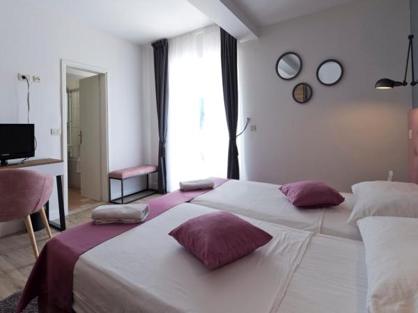 Hotel Perla : photo 2 de la chambre chambre double ou lits jumeaux - vue partielle sur mer