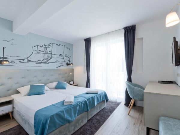 Hotel Perla : photo 9 de la chambre chambre double ou lits jumeaux avec balcon