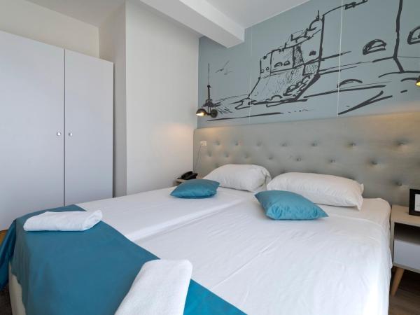 Hotel Perla : photo 4 de la chambre chambre double ou lits jumeaux avec balcon