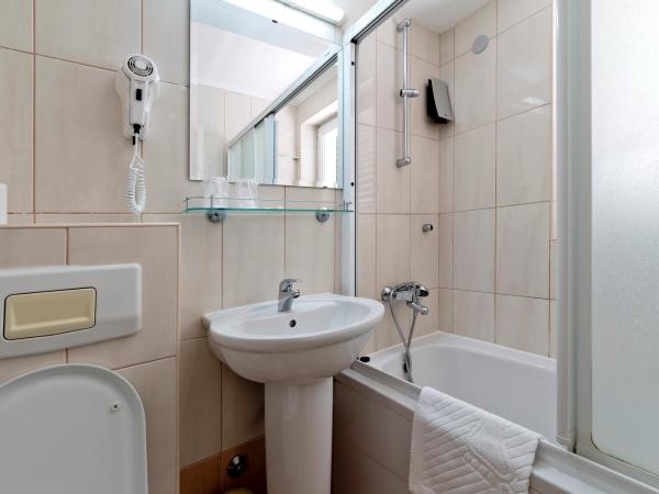 Hotel Perla : photo 9 de la chambre chambre triple avec balcon