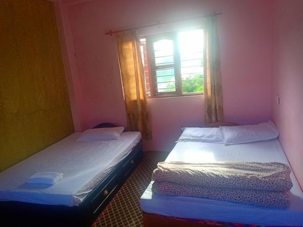 Begnas Lake Front guest house : photo 7 de la chambre chambre double ou lits jumeaux - vue sur lac