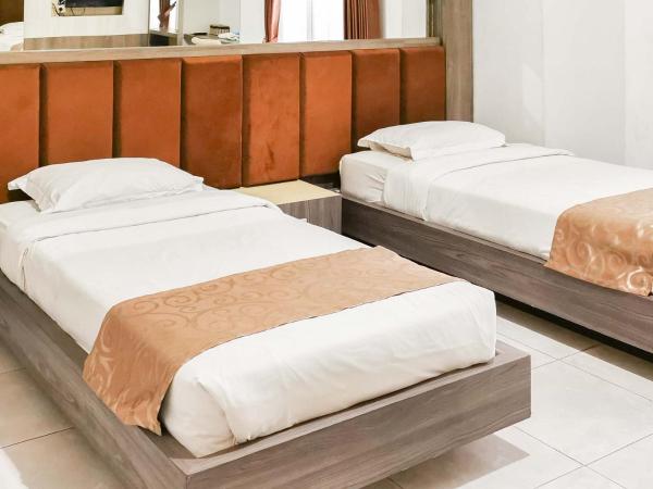 My Hommy Homestay Mitra RedDoorz : photo 9 de la chambre chambre lits jumeaux