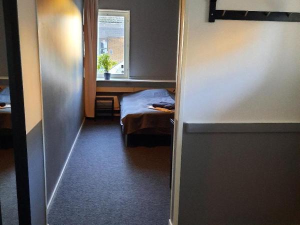 Vandrarhem Uppsala - Portalgatan : photo 2 de la chambre chambre double avec salle de bains commune