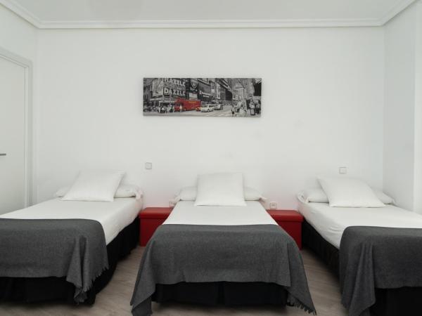 Hostal Gala Madrid : photo 1 de la chambre chambre familiale (3 adultes)