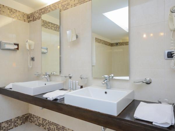 Hotel Master : photo 10 de la chambre suite lit king-size avec baignoire spa et sauna