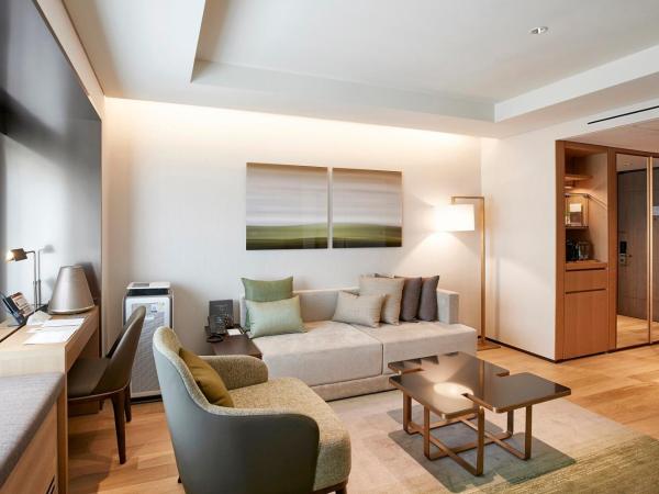 Grand Walkerhill Seoul : photo 2 de la chambre suite club lits jumeaux - vue sur montagne - accès au salon