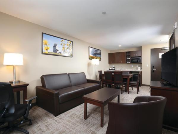 Canad Inns Destination Centre Transcona : photo 2 de la chambre suite lit queen-size deluxe