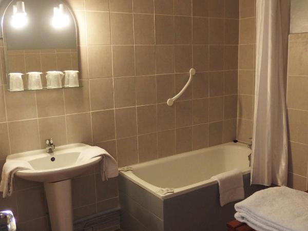 Au Saint Roch - Hôtel et Jardin : photo 3 de la chambre chambre quadruple