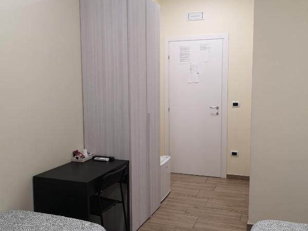 Via Trento 30 : photo 6 de la chambre chambre triple avec salle de bains privative