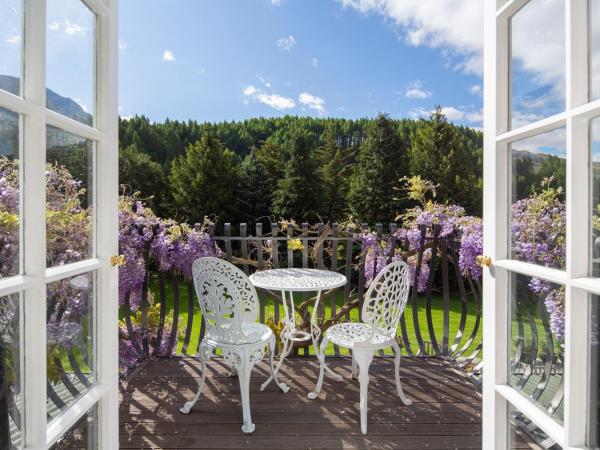 Trelawn Riverside Cottages : photo 8 de la chambre chambre lit king-size avec balcon
