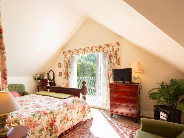 Trelawn Riverside Cottages : photo 5 de la chambre chambre lit king-size avec balcon